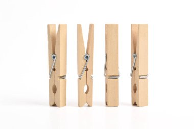 Beyaz arkaplanda izole edilmiş ahşap elbise iğnesi seti