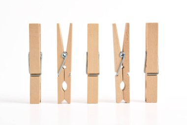 Beyaz arkaplanda izole edilmiş ahşap elbise iğnesi seti