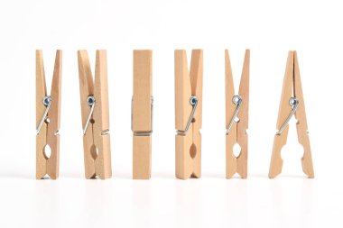 Beyaz arkaplanda izole edilmiş ahşap elbise iğnesi seti