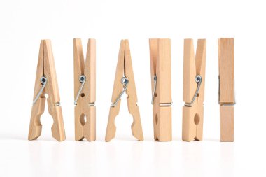 Beyaz arkaplanda izole edilmiş ahşap elbise iğnesi seti