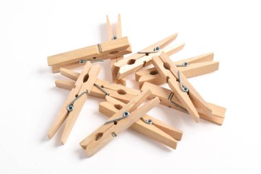 Beyaz arkaplanda izole edilmiş ahşap elbise iğnesi yığını