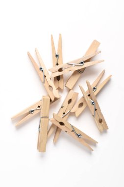 Beyaz arkaplanda izole edilmiş ahşap elbise iğnesi yığını