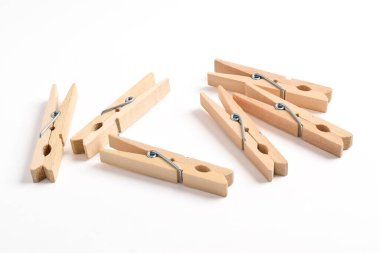 Beyaz arkaplanda izole edilmiş ahşap elbise iğnesi yığını