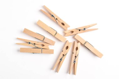 Beyaz arkaplanda izole edilmiş ahşap elbise iğnesi yığını