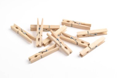 Beyaz arkaplanda izole edilmiş ahşap elbise iğnesi yığını