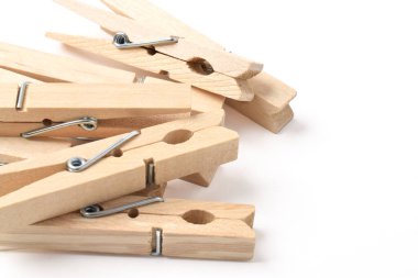 Tahta elbise yığını beyaz arkaplanda izole edilmiş metin için kopyalama alanı