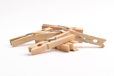 Beyaz arkaplanda izole edilmiş ahşap elbise iğnesi yığını