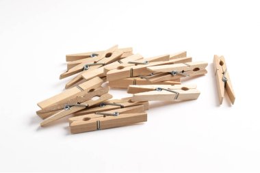 Beyaz arkaplanda izole edilmiş ahşap elbise iğnesi yığını