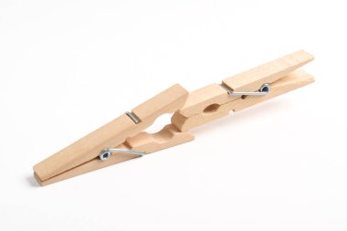 Ahşap elbise pimi kırpma yolu ile beyaz arkaplanda izole