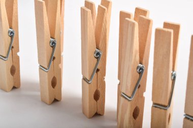 Beyaz arka planda izole edilmiş ahşap tokalar.