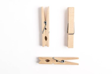 Beyaz arka planda izole edilmiş ahşap elbise iğnesi. Üst manzara, düz uzanma