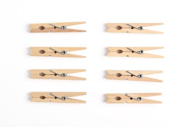 Beyaz arka planda izole edilmiş ahşap elbise iğnesi. Üst manzara, düz uzanma