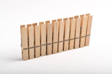 Beyaz arkaplanda izole edilmiş ahşap elbise iğnesi seti