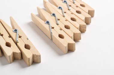 ahşap giysi izole beyaz zemin üzerine mandal