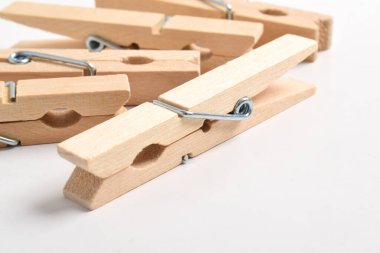 ahşap giysi izole beyaz zemin üzerine mandal