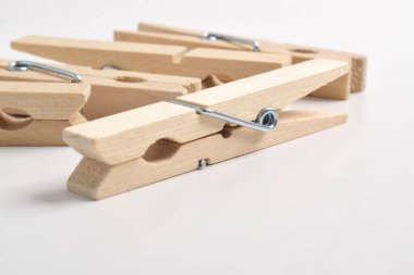 ahşap giysi izole beyaz zemin üzerine mandal