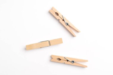 Beyaz arka planda izole edilmiş ahşap elbise iğnesi. Üst manzara, düz uzanma