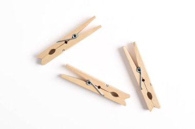 Beyaz arka planda izole edilmiş ahşap elbise iğnesi. Üst manzara, düz uzanma