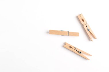 Beyaz arka planda izole edilmiş ahşap elbise iğnesi. Üst manzara, düz uzanma