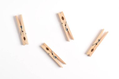 Beyaz arka planda izole edilmiş ahşap elbise iğnesi. Üst manzara, düz uzanma