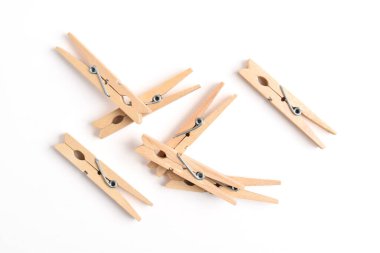 Beyaz arka planda izole edilmiş ahşap elbise iğnesi. Üst manzara, düz uzanma