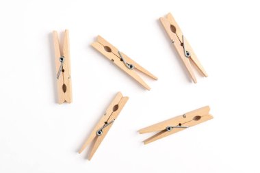 Beyaz arka planda izole edilmiş ahşap elbise iğnesi. Üst manzara, düz uzanma