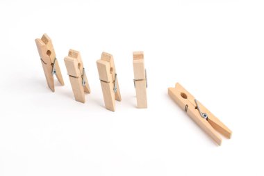 Ahşap elbise pimi kırpma yolu ile beyaz arkaplanda izole