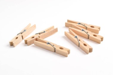 Ahşap elbise pimi kırpma yolu ile beyaz arkaplanda izole