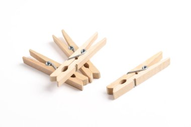 Ahşap elbise pimi kırpma yolu ile beyaz arkaplanda izole