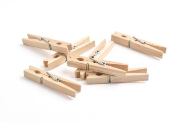 Ahşap elbise pimi kırpma yolu ile beyaz arkaplanda izole