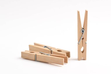 Ahşap elbise pimi kırpma yolu ile beyaz arkaplanda izole