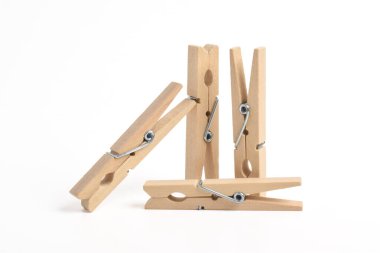 Ahşap elbise pimi kırpma yolu ile beyaz arkaplanda izole