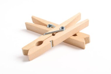 Ahşap elbise pimi kırpma yolu ile beyaz arkaplanda izole