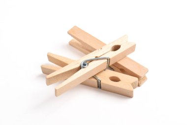 Ahşap elbise pimi kırpma yolu ile beyaz arkaplanda izole