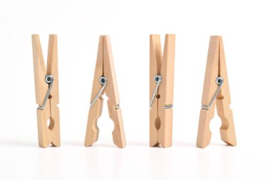 Beyaz arkaplanda izole edilmiş ahşap elbise iğnesi seti