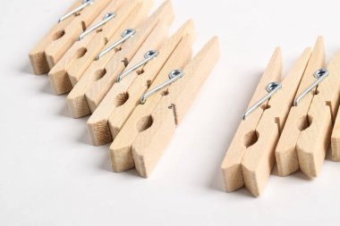 ahşap giysi izole beyaz zemin üzerine mandal