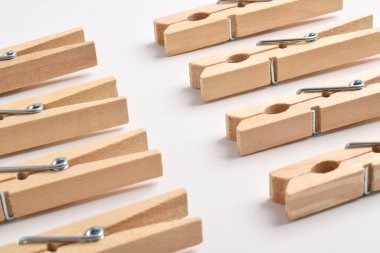 Beyaz arka planda izole edilmiş ahşap tokalar.