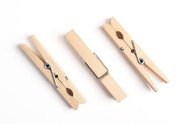 Beyaz arka planda izole edilmiş ahşap elbise iğnesi. Üst manzara, düz uzanma