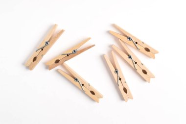 Beyaz arka planda izole edilmiş ahşap elbise iğnesi. Üst manzara, düz uzanma