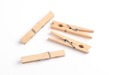 Beyaz arka planda izole edilmiş ahşap elbise iğnesi. Üst manzara, düz uzanma