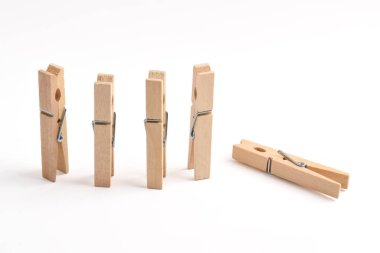 Ahşap elbise pimi kırpma yolu ile beyaz arkaplanda izole