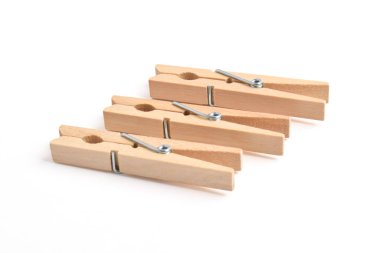 Ahşap elbise pimi kırpma yolu ile beyaz arkaplanda izole