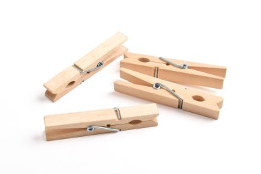 Ahşap elbise pimi kırpma yolu ile beyaz arkaplanda izole