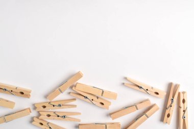 Beyaz arka planda izole edilmiş ahşap elbise iğnesi. Üst manzara, düz uzanma