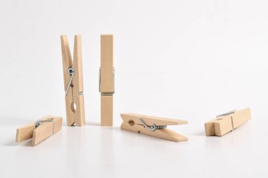 Ahşap elbise pimi kırpma yolu ile beyaz arkaplanda izole