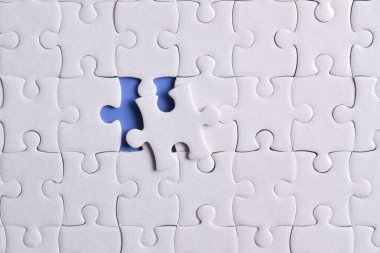 Kayıp yapboz parçaları ve mavi arka planda iş konsepti. Son görev tamamlanıyor