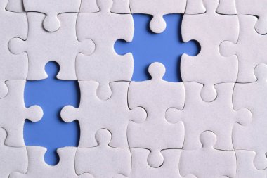 Kayıp yapboz parçaları ve mavi arka planda iş konsepti. Son görev tamamlanıyor