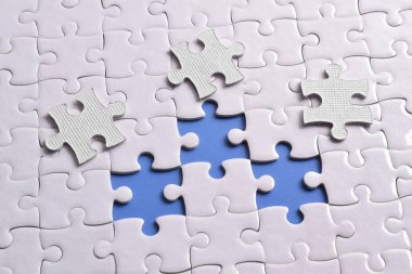 Mavi arka plandaki beyaz yapbozu kapat, başarılı iş, akıllı fikir ve takım çalışması kavramını planla ve yönet