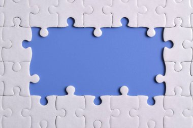 Mavi arka plandaki beyaz yapbozu kapat, başarılı iş, akıllı fikir ve takım çalışması kavramını planla ve yönet