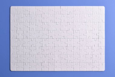 Mavi arka planda beyaz yapboz parçaları. Düz yatıyordu. Üst görünüm